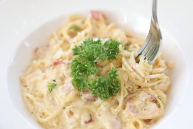 Pastırma ve sarımsak, ahşap masa arka plan ile makarna beyaz sos (spagetti Carbonara)