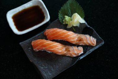 Somon suşi siyah plaka Japon gıda 
