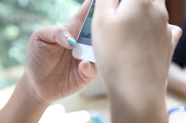 Kadın el smartphone Ticaret hisse senedi ve veriler kafede arka plan iş kavramı içinde tutarak yakından