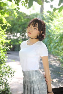 Portre güzel Asyalı kız arıyorum ve gülümseme doğada açık bırakır 