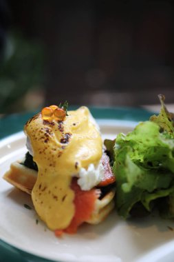 Kahvaltı yemek yumurta benedict, çılbır gözleme ve ahşap arka plan üzerinde füme somon ile sarı sos ile