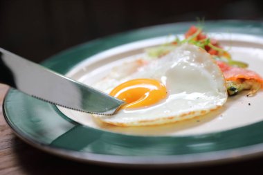 Ahşap arka plan vinage tarzı yumurta ile Kabak börek