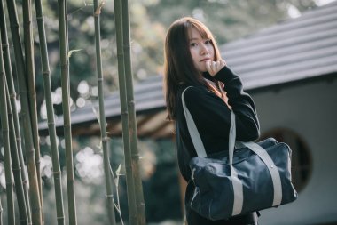 Japon bahçe içinde seyir portre Asya Japon okul kız kostüm 