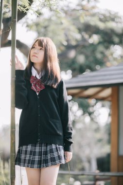 Japon bahçe içinde seyir portre Asya Japon okul kız kostüm 