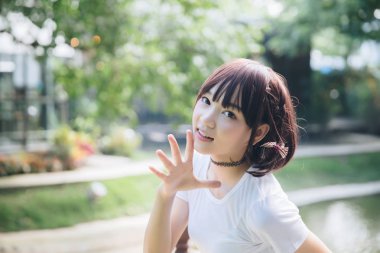 Asyalı kız portre Doğa Ağaç arka planda arıyorsunuz