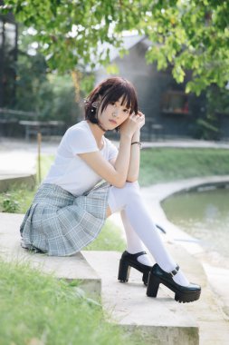 Asyalı kız portre Doğa Ağaç arka planda arıyorsunuz