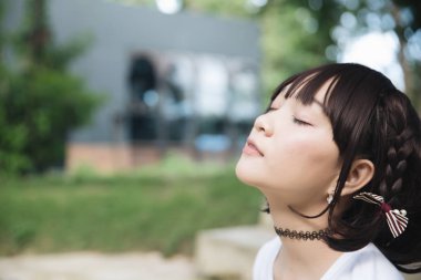 Asyalı kız portre Doğa Ağaç arka planda arıyorsunuz