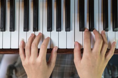 Asyalı kadın üst görünümünde piyano eller