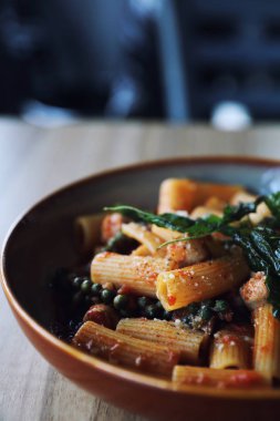 Ahşap zemin, İtalyan yemekleri üzerine domates soslu sosisli makarna