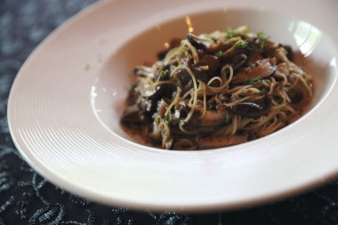 Spagetti truffle krema soslu mantar