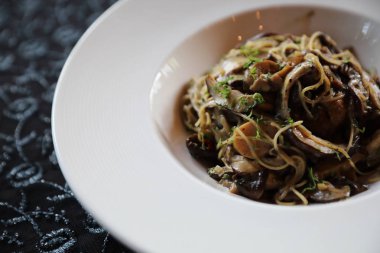 Spagetti truffle krema soslu mantar