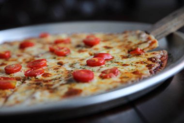 Ahşap arka plan üzerinde pizza kiraz domates