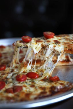 Ahşap arka plan üzerinde pizza kiraz domates