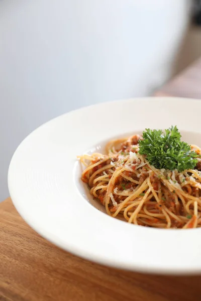 Espaguetis Boloñesa Con Carne Picada Salsa Tomate Adornada Con Queso —  Fotos de Stock