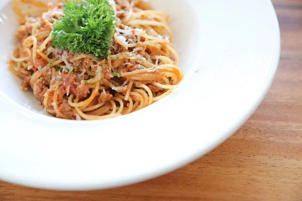 Spaghetti Bolognese Met Gehakt Tomatensaus Gegarneerd Met Parmezaanse Kaas Basilicum — Stockfoto