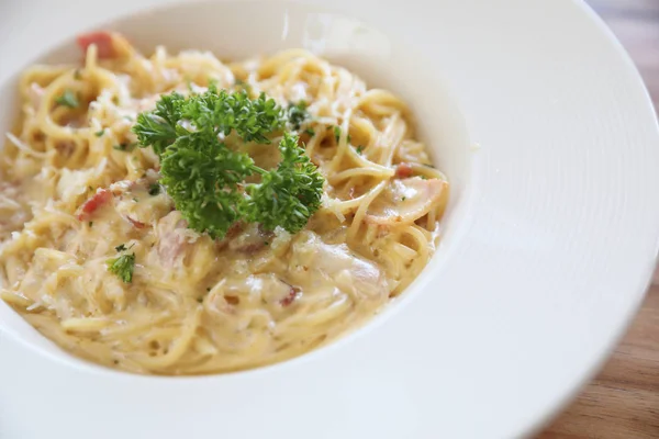 Salsa Blanca Espagueti Spaghetti Carbonara Con Tocino Ajo Sobre Fondo —  Fotos de Stock