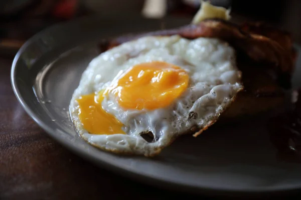 Завтрак Французские Тосты Яйцом Бекона Сыром Вареньем Фоне Деревянного Стола — стоковое фото