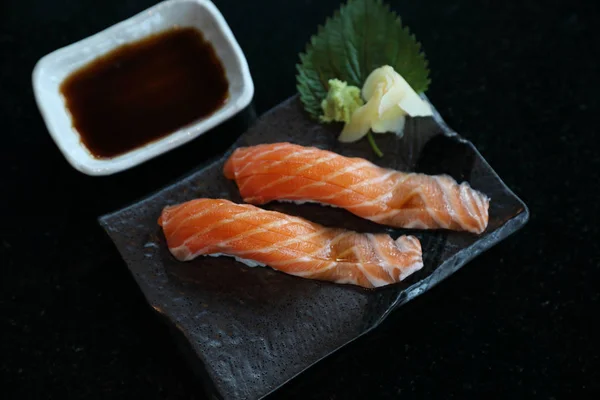 Суши Лосося Черной Тарелке Японской Еды — стоковое фото