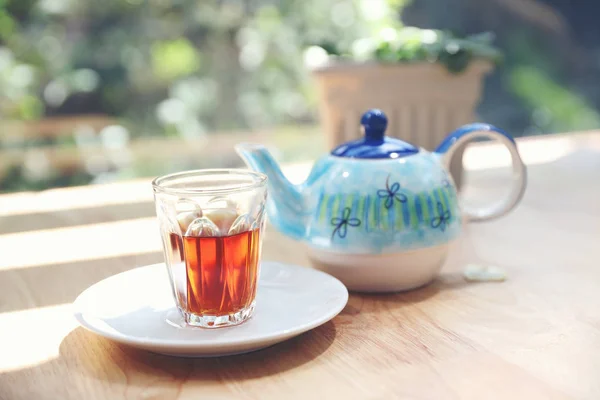 Vierta Olla Taza Sobre Fondo Mesa Madera — Foto de Stock