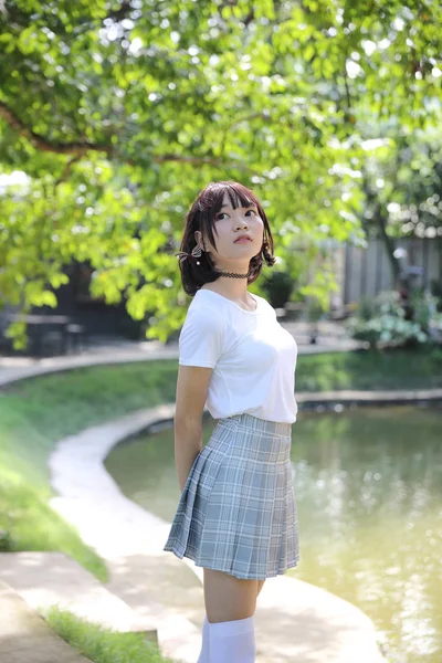 Retrato Bela Menina Asiática Olhando Sorriso Natureza Folhas Livre — Fotografia de Stock