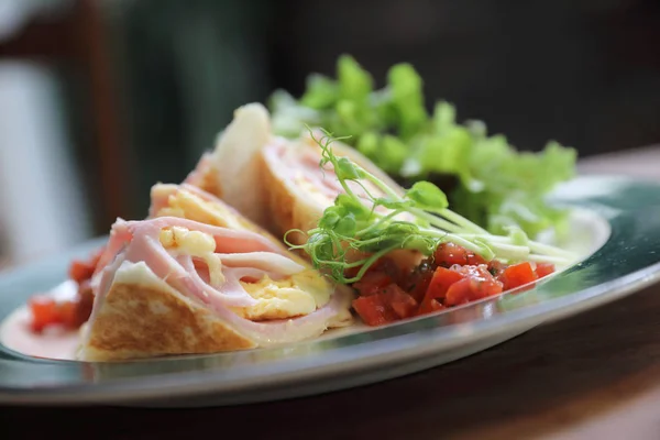 早餐玉米煎饼火腿和鸡蛋与沙拉复古风格 — 图库照片
