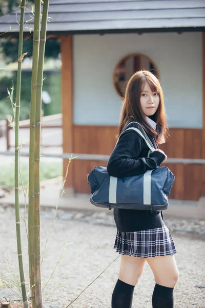 Portret Aziatische Japanse School Meisje Kostuum Zoek Japanse Tuin — Stockfoto