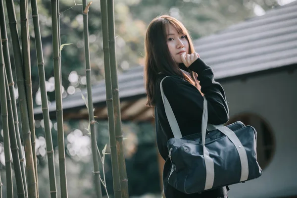 Retrato Asiático Japonês Escola Menina Traje Olhando Japonês Jardim — Fotografia de Stock