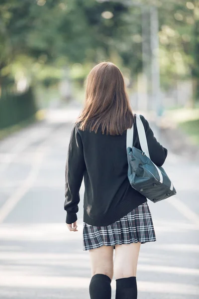 Ritratto Asiatica Giapponese Scuola Ragazza Costume Guardando Parco All Aperto — Foto Stock