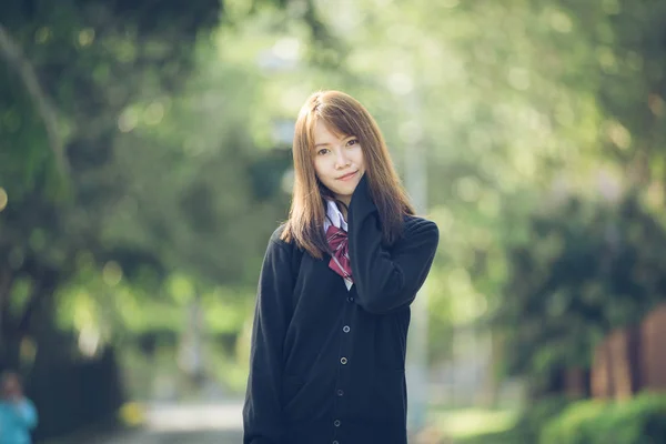 Portret Azjatycki Japoński Szkoły Strój Dziewczyna Patrząc Styl Vintage Park — Zdjęcie stockowe