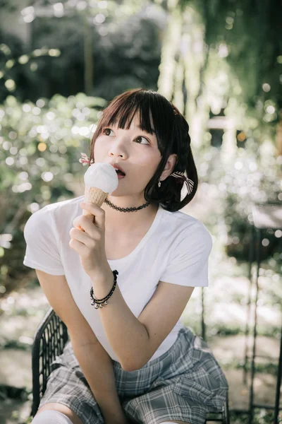 Retrato Asiático Chica Con Blanco Camisa Falda Comer Helado Aire —  Fotos de Stock