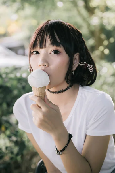 Ritratto Ragazza Asiatica Con Camicia Bianca Gonna Mangiare Gelato Natura — Foto Stock