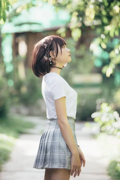 Porträtt Asiatisk Flicka Med Vit Skjorta Och Kjol Tittar Utomhus — Stockfoto