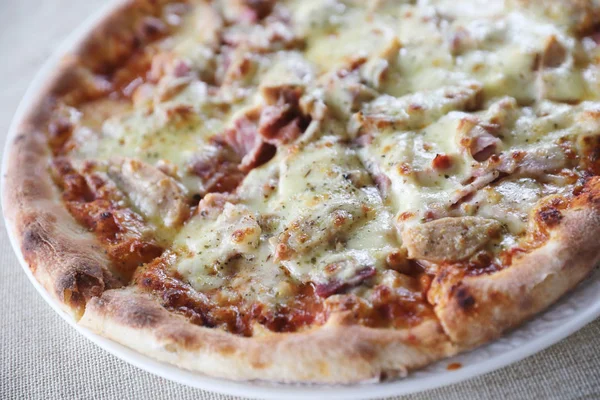 Pizza jambon pastırma peynir ve domates sos ile