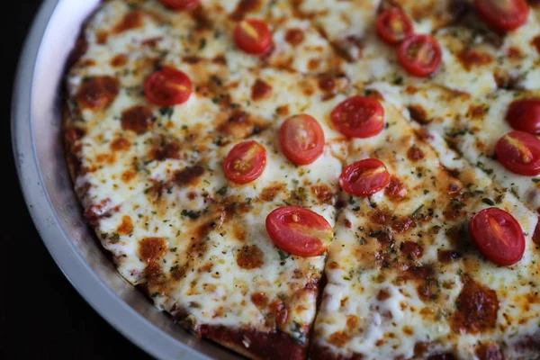 Ahşap arka plan üzerinde pizza kiraz domates