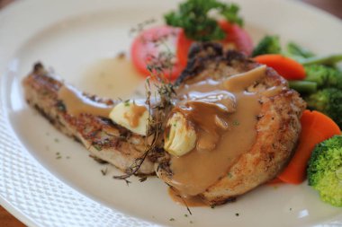 ahşap masa arka plan ile yemek üzerinde sebze ile ızgara domuz pirzolası