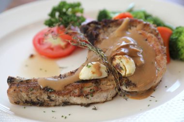 ahşap masa arka plan ile yemek üzerinde sebze ile ızgara domuz pirzolası