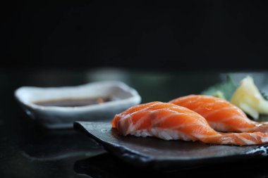 Somon suşi siyah plaka Japon gıda 