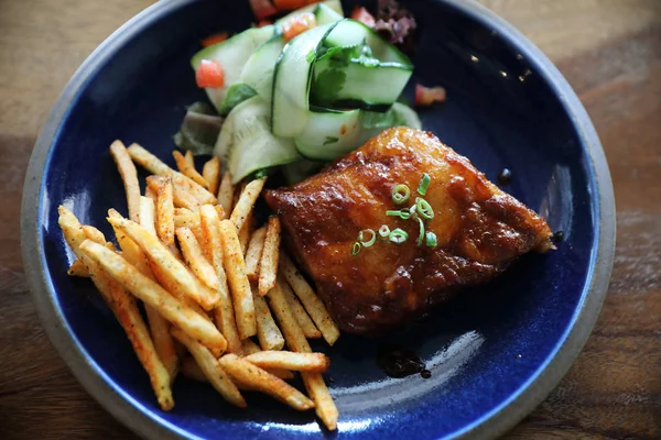 ızgara domuz pirzola biftek bir restoranda eski rustik ahşap üzerinde taze sebze ile