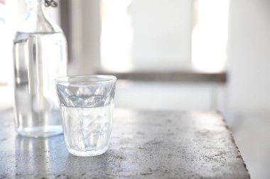 Cam ve kafede masada şişe su