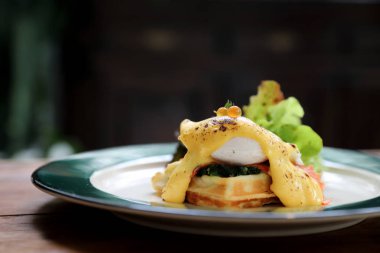 Kahvaltı yemek yumurta benedict, çılbır gözleme ve ahşap arka plan üzerinde füme somon ile sarı sos ile