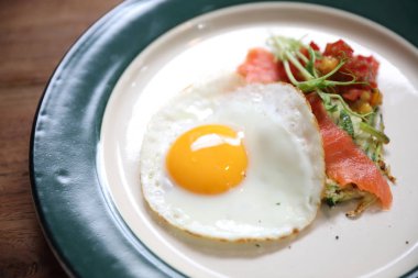 Ahşap arka plan vinage tarzı yumurta ile Kabak börek
