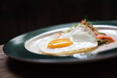 Kabak börek ile yumurta ve ahşap arka plan vinage stilini somon füme
