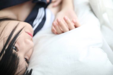 Beyaz sesi yatak odasında uyuyan Japon okul portre