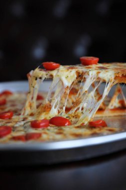 Ahşap arka plan üzerinde pizza kiraz domates