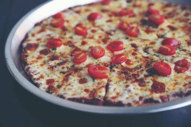 Ahşap arka plan üzerinde pizza kiraz domates