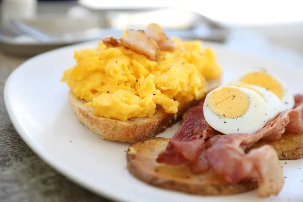 朝食のスクランブルエッグ フライド ポテト ベーコンとエビ — ストック写真