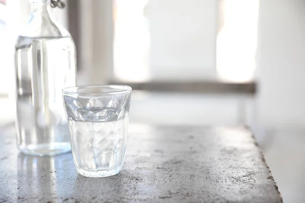 Acqua Vetro Bottiglia Sul Tavolo Caffetteria — Foto Stock