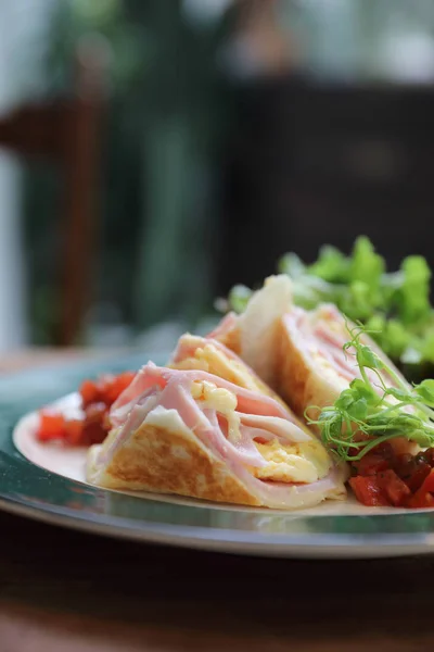 Frukost Burrito Skinka Och Ägg Med Sallad Vintage Stil — Stockfoto