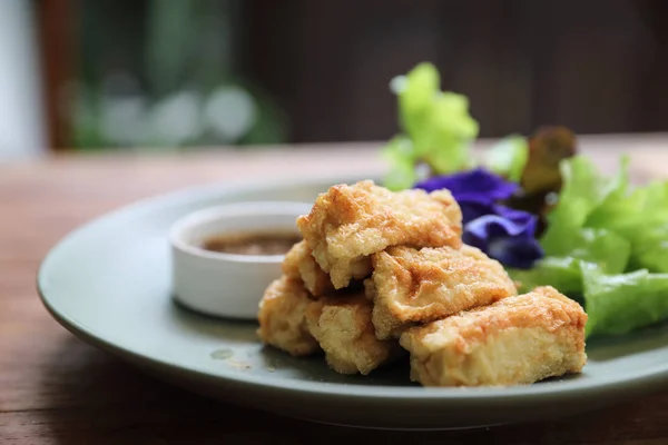 Wegańskie Jedzenie Zakąska Japoński Smażone Tofu Podłoże Drewniane Styl Vintage — Zdjęcie stockowe