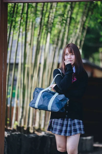 亚洲日本学校女孩服装的肖像看公园户外电影复古风格 — 图库照片